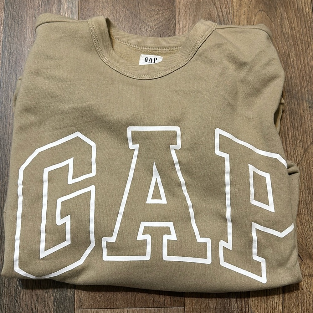 Long sleeve men’s Gap sweatshirt
